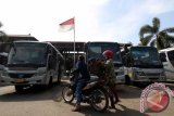 Seorang pemudik menurunkan tasnya dari sepeda motor untuk naik bus di Terminal Amplas Medan, Sumatera Utara, Rabu (29/6). Hingga saat ini arus mudik di sejumlah terminal di kota Medan masih berjalan normal dan kepadatan penumpang diperkirakan terjadi pada H-3. ANTARA SUMUT/Septianda Perdana/16