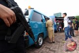 Warga menukarkan uang baru di mobil kas keliling keliling Bank Indonesia (BI) Cabang Medan di Lapangan Benteng Medan, Sumatera Utara, Senin (20/6). Penukaran uang yang dilaksanakan hingga 1 Juli 2016, guna memenuhi kebutuhan masyarakat akan uang pecahan menjelang Idul Fitri 1437 H. ANTARA SUMUT/Septianda Perdana/16