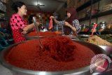 Seorang pedagang melayani pembeli bumbu masak yang dijual Rp 12 ribu per kg, di Medan, Sumatera Utara, Selasa (5/7). Menjelang Idul Fitri 1437 H, penjualan bumbu masak untuk kebutuhan makanan pada lebaran tersebut mengalami peningkatan. ANTARA SUMUT/Septianda Perdana/16