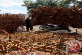 Seorang pekerja merapikan keranjang parsel berbahan baku rotan yang akan dijualnya di Medan, Sumatera Utara, Selasa (21/6). Sejumlah perajin sudah mulai meningkatkan produksi karena melonjaknya permintaan untuk dijadikan parcel bingkisan Lebaran dengan harga mulai Rp 15.000 hingga Rp 25 ribu per keranjang tergantung bentuk dan ukurannya. ANTARA SUMUT/Septianda Perdana/16