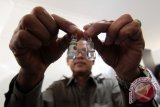 Kepala Balai Besar Pengawas Obat dan Makanan (BBPOM) Medan Ali Bata Harahap memperlihatkan barang bukti kotak kemasan vaksin dan serum yang palsu di Medan, Sumatera Utara, Rabu (29/6). BBPOM Medan menemukan sebanyak 850 ampul jenis vaksin dan serum palsu yang telah beredar di sejumlah wilayah di Sumut serta menahan seorang tersangka yang kini dalam pemeriksaan. ANTARA SUMUT/Septianda Perdana/16