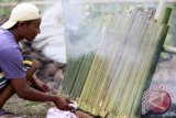 Warga memasak nasi jaha (lemang) dengan cara dibakar di Desa Yosonegoro, Kabupaten Gorontalo, Selasa (12/7). Nasi jaha adalah makanan khas Gorontalo yang selalu disajikan oleh setiap rumah di Kampung Jawa, Kabupaten Gorontalo saat perayaan Lebaran Ketupat yang akan digelar Rabu (13/7). ANTARA FOTO/Adiwinata Solihin/wdy/16.