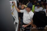 Menteri Perhubungan Ignasius Jonan (kedua kiri) didampingi Gubernur Jawa Timur Soekarwo (kanan) mencoba Kiosk Tiket Mandiri (KTM) ketika melakukan inspeksi ke Stasiun Pasar Turi Surabaya, Jawa Timur, Senin (11/7). Kegiatan tersebut untuk melihat secara langsung pelayanan dan arus balik penumpang kereta api. Antara Jatim/M Risyal Hidayat/zk/16