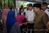 Menteri Perhubungan Ignasius Jonan (kedua kanan) didampingi Gubernur Jawa Timur Soekarwo (kanan) berbincang dengan calon penumpang ketika melakukan inspeksi ke Stasiun Pasar Turi Surabaya, Jawa Timur, Senin (11/7). Kegiatan tersebut untuk melihat secara langsung pelayanan dan arus balik penumpang kereta api. Antara Jatim/M Risyal Hidayat/zk/16