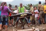 Nelayan mengangkut ikan tuna hasil tangkapannya menggunakan sepeda motor di Munjungan, Trenggalek, Jawa Timur, Senin (11/7). Pemerintah menargetkan nilai indeks kesejahteraan masyarakat kelautan perikanan meningkat dari 47 pada 2015 menjadi 48 pada kurun 2016. Antara Jatim/Destyan Sujarwoko/zk/16