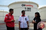 Assisten Operation Manager PT Oil Tanking Karimun, Iman Surya (kiri) berbincang dengan Manager Bisnis PT Pelindo I Cabang Tanjung Balai Karimun, Junaidi (tengah) dan ACS Humas PT Pelindo I Fiona Sari Utami (kanan) ketika meninjau area operasional Oil Tanking Karimun, Kepulauan Riau, Selasa (12/7). PT Pelindo I Cabang Tanjung Balai Karimun memperkuat kerjasama bisnis dengan PT Oil Tanking Karimun dalam jasa pemanduan dan penundaan kapal serta menjajaki peluang pemanduan kapal tanker VLCC dari Selat Malaka langsung ke dermaga Oil Tanking. ANTARA SUMUT/Irsan Mulyadi/16