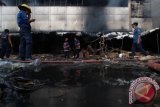 Petugas pemadam mengecek sisa api pasca kebakaran Pasar Aksara Medan, Sumatera Utara, Rabu (13/7). Musibah yang menghanguskan ratusan toko dan kios pedagang digedung itu hingga kini belum diketahui penyebabnya. ANTARA SUMUT/Septianda Perdana/16
