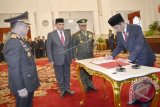 Presiden Joko Widodo (kanan) menandatangani berita acara pelantikan Kepala Kepolisian Republik Indonesia (Kapolri) Jenderal Polisi Tito Karnavian (kiri) disaksikan Menko Polhukam Luhut Pandjaitan (kedua kiri) serta Panglima TNI Jenderal TNI Gatot Nurmantyo (kedua kanan) di Istana Negara, Jakarta, Rabu (13/7). Jenderal Polisi Tito Karnavian menggantikan Jenderal Polisi Badrodin Haiti yang memasuki masa pensiun. ANTARA FOTO/Yudhi Mahatma/wdy/16