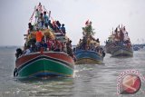 Sejumlah kapal nelayan pengangkut warga berlayar dalam tradisi Sedekah Laut di Pantai Morodemak, Bonang, Kabupaten Demak, Jawa Tengah, Rabu (13/7/2016). Tradisi yang biasa digelar sepekan usai Idul Fitri tersebut merupakan simbol rasa syukur warga setempat atas limpahan rezeki dari Tuhan yang Maha Esa. (Foto Aditya Pradana Putra)