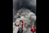 Sejumlah wisatawan berfoto di bibir kawah Gunung Bromo, Probolinggo, Jawa Timur, Selasa (12/7). Aktivitas Gunung Bromo mengalami peningkatan dengan gempa tremor amplitudo maksimal 3-21 milimeter dan tinggi asap abu vulkanis 300-800 meter dari puncak kawah. ANTARA FOTO/Umarul Faruq/aww/16.