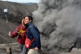 Sejumlah wisatawan berfoto di bibir kawah Gunung Bromo, Probolinggo, Jawa Timur, Selasa (12/7). Aktivitas Gunung Bromo mengalami peningkatan dengan gempa tremor amplitudo maksimal 3-21 milimeter dan tinggi asap abu vulkanis 300-800 meter dari puncak kawah. Foto Umarul 