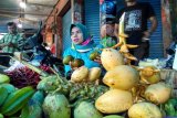 Seorang pedagang di Pasar Kota, Bojonegoro, Jawa Timur, menunjukkan buah 'kweni' dan 'cengkir' (kelapa muda), Kamis (14/7). Harga buah itu di pasar setempat cukup mahal masing-masing Rp30.000 per buah dan Rp10.000 per buah, karena banyak masyarakat yang membutuhkan untuk rujak sebagai syarat utama hajatan 'tingkepan' atau syukuran atas kehamilan seorang ibu dengan usia kehamilan berkisar 3-7 bulan. Antara Jatim/Foto/Slamet Agus Sudarmojo/zk/16.