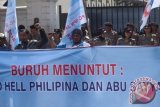 Buruh dari berbagai elemen melakukan aksi menuntut pembebasan ABK asal Indonesia yang menjadi sandera kelompok bersenjata Abu Sayyaf di depan Kedubes Filipina, Jakarta, Kamis (14/7). Aksi itu selain menuntut pembebasan 10 ABK yang disandera Abu Sayyaf, juga mendesak Pemerintah Filipina untuk bekerja sama dengan Indonesia dalam upaya pembebasan sandera. ANTARA FOTO/Wahyu Putro A/wdy/16