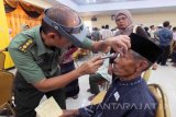 Tim medis TNI dari RST Soepraoen memeriksa pasien yang mengalami katarak di Rumah Sakit Bina Sehat Jember, Jawa Timur, Rabu (13/7). TNI menggelar bakti sosial dengan menggandeng Pemkab Jember dan RS Bina Sehat untuk menggelar operasi katarak gratis bagi warga yang kurang mampu di Kabupaten Jember. Antarajatim/Zumrotun Solichah/zk/16