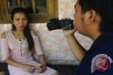 Pewarta televisi mewawancarai Heniyati (25) korban penipuan pernikahan sejenis di Pengkol, Karanggede, Boyolali, Jawa Tengah, Jumat (15/7). Heniyati merupakan korban penipuan pernikahan sejenis sesama perempuan yang dilakukan tersangka Suwarti (40) yang mengganti namanya menjadi Efendi Saputra. ANTARA FOTO/ Aloysius Jarot Nugroho/wdy/16.