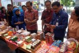 Petugas Balai Besar Pengawasan Obat dan Makanan (BPOM) melihat sejumlah obat berbahaya hasil operasi selama tahun 2015 dan 2016 di Denpasar, Bali, Jumat (15/7). BPOM Denpasar memusnahkan 30.813 item obat berbahaya dan ilegal yang kebanyakan obat keras dan kosmetik senilai Rp374.197.122. ANTARA FOTO/Wira Suryantala/wdy/16.