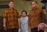 Ketua KPK Agus Rahardjo (kiri) bersama Ketua Wantimpres Sri Adiningsih (tengah) dan anggota Wantimpres Sidarto Danusubroto berjalan usai pertemuan di Gedung KPK, Jakarta, Kamis (14/7/2016). Pertemuan itu membahas penguatan KPK untuk memberantas korupsi di Indonesia. (ANTARA FOTO/Akbar Nugroho Gumay)