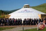 Wakil Presiden Jusuf Kalla (keenam kanan depan) bersama kepala negara/pemerintahan dan pimpinan delegasi berfoto bersama di sela-sela Konferensi Tingkat Tinggi Asia-Europe Meeting (ASEM) ke-11 di Ulaanbaatar, Mongolia, Sabtu (16/7). ANTARA FOTO/REUTERS/Damir Sagolj/wdy/16.