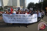 Puluhan aktivis siswa dari Aliansi Solidaritas OSIS Se-Jabodetabek melakukan aksi jalan sehat ketika pelaksanaan car free day di kawasan Bundaran HI, Jakarta, Minggu (17/7). Aksi jalan sehat tersebut untuk mendukung masa orientasi sekolah atau Masa Pengenalan Lingkungan Sekolah (MPLS) yang sehat dengan tidak adanya perundungan (bullying) dan plonco. ANTARA FOTO/Reno Esnir/wdy/16.