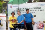 Direktur Utama PT Indocement Tbk Christian Kartawijaya (tengah) saat memberikan hadiah kepada salah satu juara lomba pada acara  Halal Bihalal 1437 H/2016 M dan Media Gathering, dengan para awak media Regional Bogor, Jawa Barat, di Jakarta. (ANTARA FOTO/M.Tohamaksun).