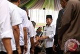 Gubernur Lampung M. Ridho Ficardo (tengah) ketika berjabat tangan dengan para hadirin pada acara Halal Bihalal Idul Fitri 1437 H/2016 M dengan para pejabat dan PNS se-Provinsi Lampung, di Kantor Gubernur Lampung, di Bandarlampung. (ANTARA FOTO/Humas Pemprov Lampung/Dok).