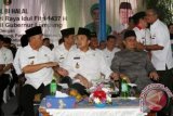 Gubernur Lampung M. Ridho Ficardo (tengah) ketika berbincang dengan Wakil Gubernur Lampung Bachtiar Basri (kiri) pada acara Halal Bihalal Idul Fitri 1437 H/2016 M dengan para pejabat dan PNS se-Provinsi Lampung, di Kantor Gubernur Lampung, di Bandarlampung.
(ANTARA FOTO/Humas Pemprov Lampung/Dok).