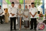 Gubernur Lampung M. Ridho Ficardo (kiri) dan Wakil Gubernur Lampung Bachtiar Basri (kanan) masing-masing bersama istri ketika foto bersama pada acara Halal Bihalal Idul Fitri 1437 H/2016 M dengan para pejabat dan PNS se-Provinsi Lampung, di Kantor Gubernur Lampung, di Bandarlampung. (ANTARA FOTO/Humas Pemprov Lampung/Dok).