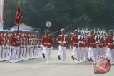 Pasukan Pengaman Presiden (Paspampres) melakukan prosesi serah terima pergantian pasukan jaga Istana di depan Istana Negara, Jakarta, Minggu (17/7). Prosesi pergantian jaga Istana Negara merupakan kegiatan rutin yang dilangsungkan pada bari Minggu ke-2 tiap bulannya dan akan dijadikan objek atraksi wisata baru bagi masyarakat. ANTARA FOTO/Reno Esnir/wdy/16.