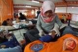 Petugas Palang Merah Indonesia (PMI) mengambil darah petugas pemadam kebakaran saat gelar donor darah di Posko Pemadam Kebakaran Panca Bhakti Pontianak, Kalbar, Minggu (17/7). Kegiatan donor darah yang diikuti para petugas pemadam kebakaran swasta se-Pontianak tersebut, merupakan rangkaian kegiatan guna memperingati ulang tahun ke-40 Pemadam Kebakaran Panca Bhakti Pontianak. ANTARA FOTO/Sheravim/jhw/16