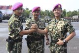 Komandan Brigade Infanteri-1 Marinir Kolonel Marinir Sugianto (tengah) melakukan salam komando dengan Letkol Mar Argo Setiyono (kiri) dan Letkol Mar Heru Gunawan usai Serah Terima Jabatan Komandan Batalyon Infanteri-1 Marinir di Bhumi Marinir Gedangan, Sidoarjo, Senin (16/7). Mantan Komandan Pusat Latihan Tempur (Puslatpur) Korps Marinir Grati, Pasuruan, Letkol Mar Argo Setiyono menggantikan pejabat lama Letkol Mar Heru Gunawan yang akan menempati jabatan baru di Mako Pasmar-1 Sidoarjo. Antara Jatim/Serka Mar Kuwadi/zk/16