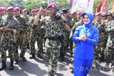 Letkol Mar Argo Setiyono (tengah) memanggul Senjata Tanpa Tolak Balik (STTB) disambut prajurit Batalyon Infanteri-1 Marinir di Bhumi Marinir Gedangan, Sidoarjo, Senin (16/7).  Letkol Mar Argo Setiyono resmi menjabat sebagai Komandan Batalyon Infanteri-1 Marinir menggantikan Letkol Mar Heru Gunawan yang akan menempati jabatan baru di Mako Pasmar-1 Sidoarjo. Antara Jatim/Serka Mar Kuwadi/zk/16