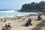 Wisatawan menikmati keindaha panorama Pantai Klayar di Pacitan, Jawa Timur, Minggu (17/7). Pantai Klayar merupakan salah satu objek wisata potensial yang paling ramai dikunjungi wisatawan di antara pantai yang lain di Pacitan. Antara Jatim/Foto/Siswowidodo/16