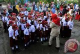 Sejumlah murid SD kelas 1 meneriakan \'yel-yel\' saat melakuka perkenalan sekolah pada hari pertama masuk sekolah di SDN Minasaupa Makassar, Sulawesi Selatan, Senin (18/7/2016). Hari ini merupakan hari pertama masuk sekolah tahun ajaran baru 2016/2017. (ANTARA FOTO/Yusran Uccang)