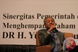 Perdana Menteri ke IV Malaysia Mahathir Mohamad, menyampaikan pandangannya pada Seminar Internasional, di Medan, Sumatera Utara, Senin (18/7). Seminar tersebut membahas pemerintahan yang benar dan bersih dalam perspektif Islam. ANTARA SUMUT/Irsan Mulyadi/16