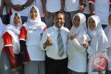 Gubernur Kepulauan Bangka Belitung Rustam Effendi berfoto bersama para siswa saat memantau hari pertama anak masuk sekolah untuk memastikan tidak ada kegiatan Masa Orientasi Siswa (MOS) dan tindakan perpeloncoan di daerah itu. (Foto Antara/ Elza)