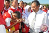 Gubernur Kepulauan Bangka Belitung Rustam Effendi bersalaman dengan para siswa saat memantau hari pertama anak masuk sekolah untuk memastikan tidak ada kegiatan Masa Orientasi Siswa (MOS) dan tindakan perpeloncoan di daerah itu. (Foto Antara/ Elza)