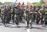 Letkol Mar Argo Setiyono (tengah) dengan memanggul Senjata Tanpa Tolak Balik (STTB) disambut prajurit Batalyon Infanteri-1 Marinir di Bhumi Marinir Gedangan, Sidoarjo, Senin (16/7).  Letkol Mar Argo Setiyono resmi menjabat sebagai Komandan Batalyon Infanteri-1 Marinir menggantikan Letkol Mar Heru Gunawan yang akan menempati jabatan baru di Mako Pasmar-1 Sidoarjo.Antara Jatim/Serka Mar Kuwadi/zk/16
