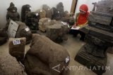 Petugas mendata dan memotret sejumlah arca dan benda purbakala lainnya di Museum Penataran, Blitar, Jawa Timur, Selasa (19/7). Sebanyak 2.466 benda purbakala jenis Etnografi, Numismatik, Kramikologi, dan Arkeologi koleksi museum tersebut didata dan diidentifikasi ulang guna menghindari kerusakan akibat pemugaran dan renovasi bangunan museum. Antara Jatim/Irfan Anshori/zk/16