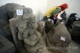 Petugas mendata dan memotret sejumlah arca dan benda purbakala lainnya di Museum Penataran, Blitar, Jawa Timur, Selasa (19/7). Sebanyak 2.466 benda purbakala jenis Etnografi, Numismatik, Kramikologi, dan Arkeologi koleksi museum tersebut didata dan diidentifikasi ulang guna menghindari kerusakan akibat pemugaran dan renovasi bangunan museum. Antara Jatim/Irfan Anshori/zk/16