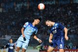 Pemain Persela Lamongan Dendy Sulistyawan (kiri) berebut bola udara dengan pemain Arema Cronus Goran Ganchev (kanan) dalam pertandingan Torabika Soccer Championship 2016 di Stadion Surajaya, Lamongan, Jawa Timur, Senin (18/7). Antara Jatim/Syaiful Arif/zk/16