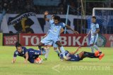 Pemain Persela Lamongan Victor Pae (tengah) berusaha melewati pemain Arema Cronus dalam pertandingan Torabika Soccer Championship 2016 di Stadion Surajaya, Lamongan, Jawa Timur, Senin (18/7). Antara Jatim/Syaiful Arif/zk/16