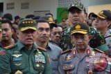 Kapolri Jenderal Tito Karnavian (kanan) bersama Panglima TNI Jenderal Gatot Nurmantyo (kiri) memberikan keterangan kepada wartawan usai melihat langsung dua teroris yang tewas tertembak di Palu, Sulawesi Tengah, Rabu (20/7). Kapolri memastikan bahwa salah satu dari dua jenazah yang tewas dalam kontak senjata di Poso pada Senin (18/7) adalah pimpinan Mujahidin Indonesia TImur (MIT) Santoso alias Abu Wardah, sedangkan satu jenazah lainnya adalah Mukhtar yang juga anggota Santoso. ANTARA FOTO/Basri Marzuki/wdy/16
