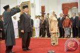 Komisaris Jenderal Polisi Suhardi Alius (tengah) bersama Kepala BPOM Penny Kusumastuti Lukito (kanan) mengikuti pengucapan sumpah jabatan yang dipimpin Presiden Joko Widodo saat pelantikan di Istana Negara, Jakarta, Rabu (20/7). Komjen Pol Suhardi Alius menggantikan Jenderal Polisi Tito Karnavian yang kini menjabat Kepala Kepolisian RI, dan Penny Kusumastuti Lukito menggantikan Pelaksana Tugas Kepala BPOM Bahdar Johan Hamid. ANTARA FOTO/Yudhi Mahatma/wdy/16