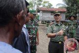 Komandan Kodim 0101/BS Kodam Iskandar Muda, , Letkol  Mahessa (kanan) berbincang dengan  Kepala Gampong , Cot Siron,   Mustafa (ketiga kiri)  saat kunjungan kerja membangun desa di  Desa Cot Siron, Kecamatan Kuta Cot Glie, Kabupaten Aceh Besar, Aceh, Rabu (20/7).Sebanyak 140 KK warga di dua desa kawasan pedalaman itu mengharapkan kepada pemerintah sarana transportasi jembatan permanen dan sarana air minum serta bantuan rumah.ANTARA Aceh/Ampelsa/16