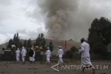 Pemuka agama Hindu Tengger melakukan ritual dalam Upacara Pawedalan yang merupakan rangkaian perayaan Yadnya Kasada di Pura Luhur Poten, Gunung Bromo, Probolinggo, Jawa Timur, Rabu (20/7). Ritual Yadnya Kasada tersebut tetap dilaksanakan warga Tengger meski aktivitas gunung Bromo mengalami peningkatan. Antara Jatim/Ari Bowo Sucipto/zk/16.