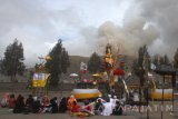 Pemuka agama Hindu Tengger melakukan ritual dalam Upacara Pawedalan yang merupakan rangkaian perayaan Yadnya Kasada di Pura Luhur Poten, Gunung Bromo, Probolinggo, Jawa Timur, Rabu (20/7). Ritual Yadnya Kasada tersebut tetap dilaksanakan warga Tengger meski aktivitas gunung Bromo mengalami peningkatan. Antara Jatim/Ari Bowo Sucipto/zk/16.