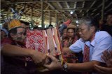 Bupati Sintang, Jarot Winarno bersama pimpinan SKPD terkait, wakil ketua DPRD Kabupaten Sintang, dan Anggota DPRD Sintang kunjungi Rumah Betang Panjang sekaligus membuka Gawai Adat Dayak Nuntung Pekejang, pada Kamis (14/7). Rumah Betang Panjang merupakan destinasi wisata budaya yang ada di Kabupaten Sintang. (Foto Istimewa)