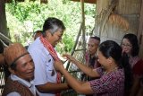 Bupati Sintang, Jarot Winarno bersama pimpinan SKPD terkait, wakil ketua DPRD Kabupaten Sintang, dan Anggota DPRD Sintang kunjungi Rumah Betang Panjang sekaligus membuka Gawai Adat Dayak Nuntung Pekejang, pada Kamis (14/7). Rumah Betang Panjang merupakan destinasi wisata budaya yang ada di Kabupaten Sintang. (Foto Istimewa)