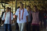 Bupati Sintang, Jarot Winarno bersama pimpinan SKPD terkait, wakil ketua DPRD Kabupaten Sintang, dan Anggota DPRD Sintang kunjungi Rumah Betang Panjang sekaligus membuka Gawai Adat Dayak Nuntung Pekejang, pada Kamis (14/7). Rumah Betang Panjang merupakan destinasi wisata budaya yang ada di Kabupaten Sintang. (Foto Istimewa)