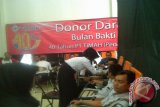 PT Timah (Persero) Tbk membantu Palang Merah Indonesia (PMI) Kota Pangkapinang sebanyak 450 kantong darah pada peringatan Bulan Bhakti PT Timah ke-40 di Pangkalpinang, Selasa (19/7). (Foto Antara/Aprionis).
